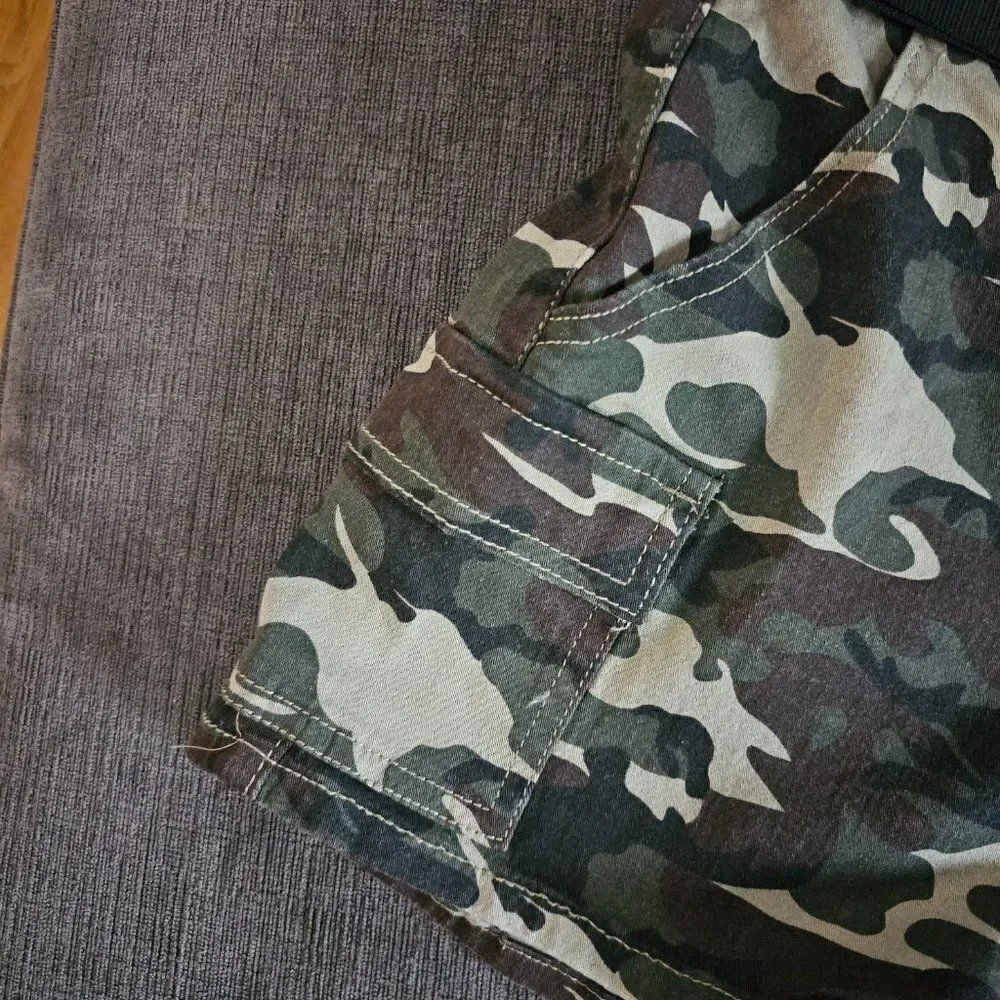 Forever 21 Women's Olive green High Rise Camouflage Print Cargo Shorts Size L